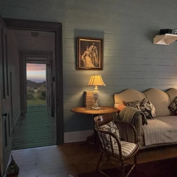 Original 1895 cottage with magnificent uninterrupted views of valley, hotel em Blackheath