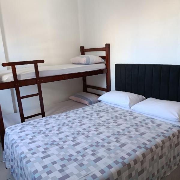 Ar Condicionado , Churrasqueira na Sacada, Roupas de Cama e Toalhas, Wifi, Bebedor, TV, próximo a praia na Guilhermina - Foto 2