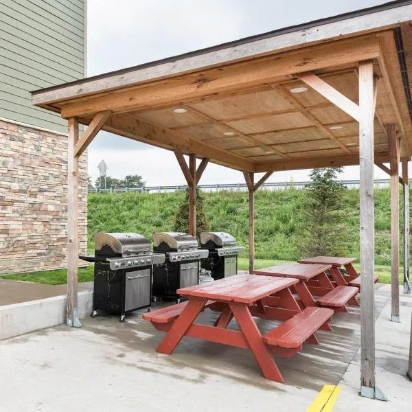 Suburban Studios Triadelphia - Wheeling at The Highlands, hotel in Triadelphia