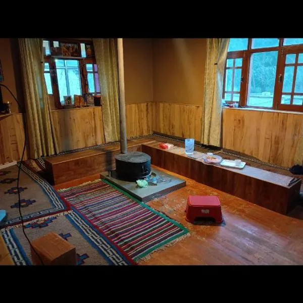 Dolma Home Stay shichling، فندق في Dankhar Gömpa