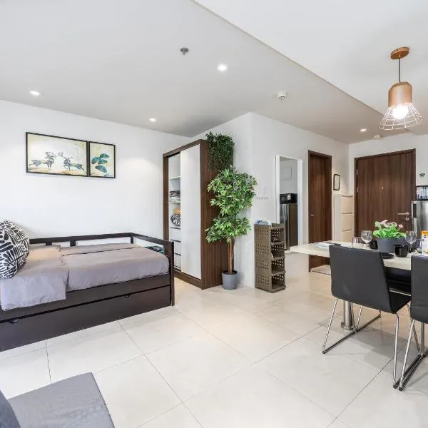 Studio for 5 at Tambuli Residences Garden View by Dominik Studio Apartment with Pool Access & Balcony in Mactan, hotel v destinaci Maribago
