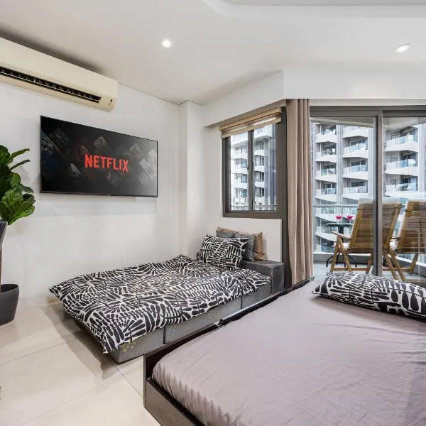 Studio for 5 at Tambuli Residences Garden View by Dominik Studio Apartment with Pool Access & Balcony in Mactan: Maribago şehrinde bir otel