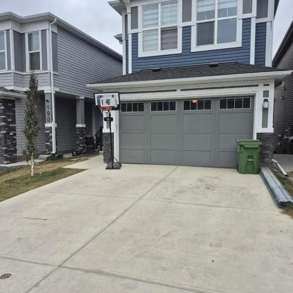 Authentic Suite - New Cozy 1 BR 1 Bath, 2 Guest, hotel u gradu 'Calgary'