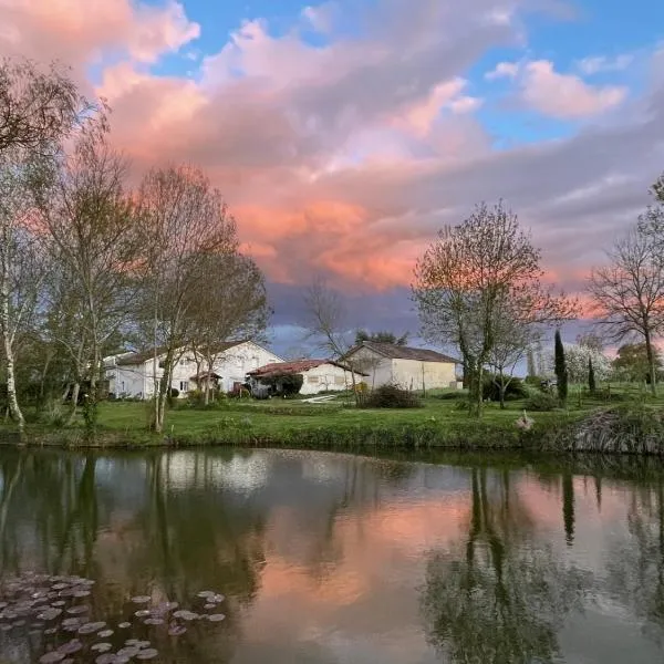 Les Chantours, Domaine naturel arboré et fleuri de15 hectares โรงแรมในSaint-Antoine-Cumond