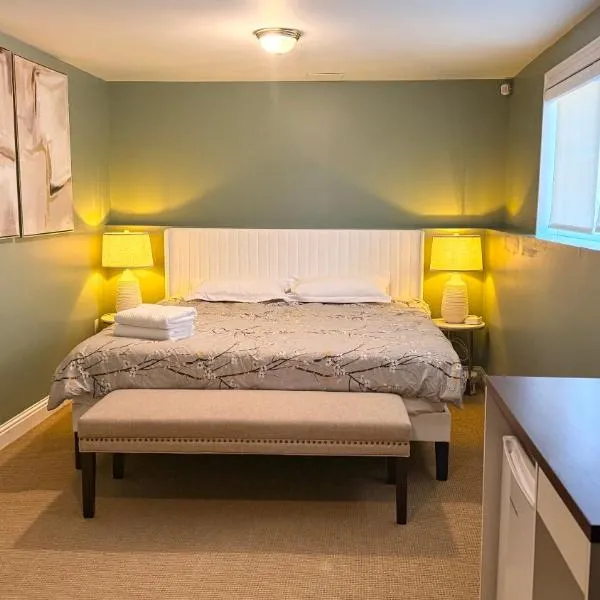 Private King Bed Room Near UPEI & Downtown Cozy Retreat Near Everything, Hotel in Charlottetown