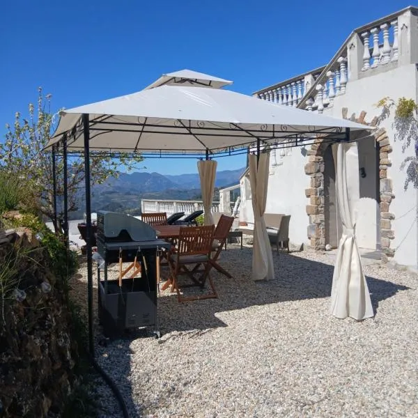 Villa dei Sogni, with private pool ,roof terrace and spectacular views of Monaco and Ligurian mountains, hotel en Vallebona