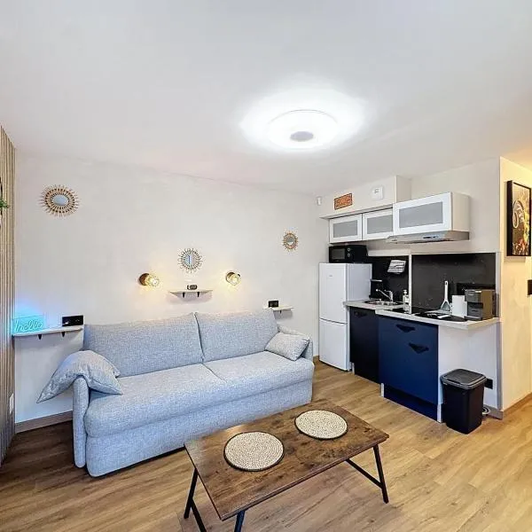 Studio avec terrasse, hotel v destinaci Amiens