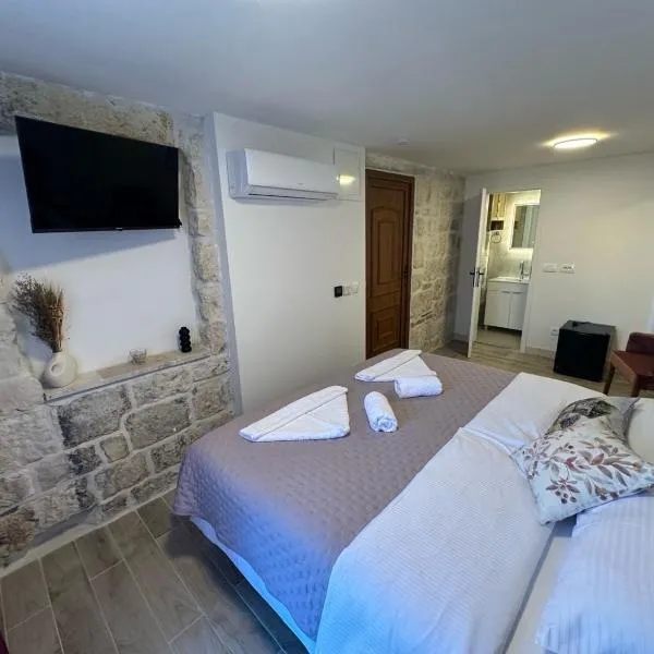 Rooms Malo More Trogir: Trogir şehrinde bir otel