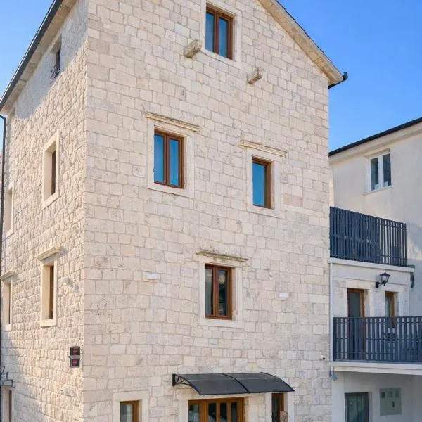 Rooms Malo More Trogir โรงแรมในโตรกีร์