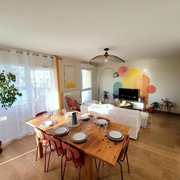 Appartement lumineux proche Genève et Jura 3 chambres, terrasses et parking, hotel in Gex