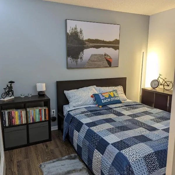 Downtown Condo with Free Parking - SkySide, hotel in Toronto