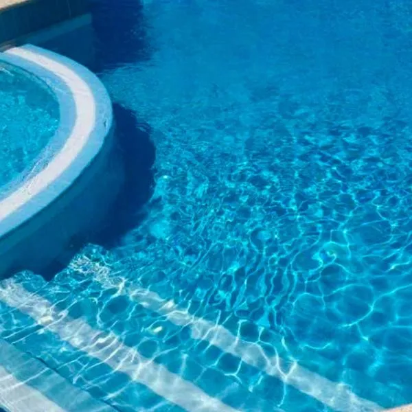 PEPEROSA Rooms and Events - Peaceful countryside escape with pool, private parking, just minutes from the sea, Anzio and Nettuno，位于内图诺的酒店