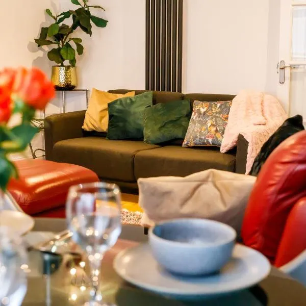 Spacious, Modern and stylish three bedroom home , perfect for work , leisure and contractors ,5 mins walk to Newcastle city Center, Newcastle stadium and Newcastle University, Free parking Fast WiFi, conveniently located both short stay and long stays, hotel in Newcastle upon Tyne