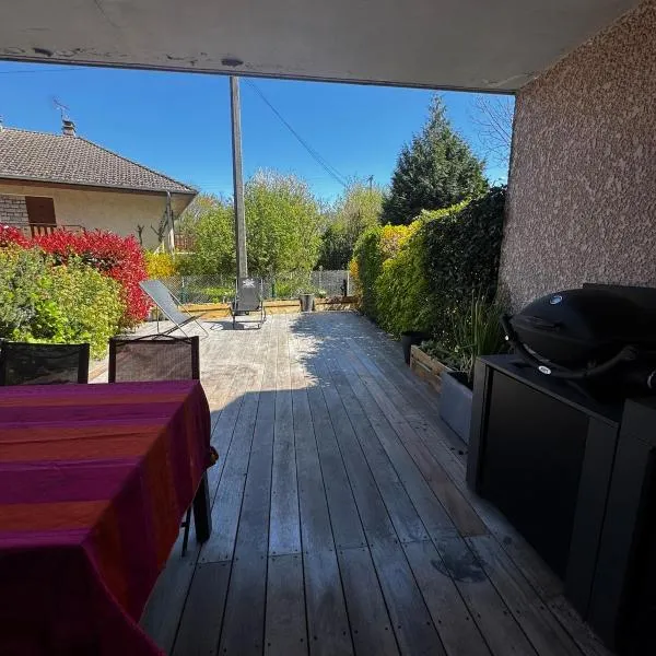 Charmant pied à terre entre lac et montagne, hotel in Bourdeau