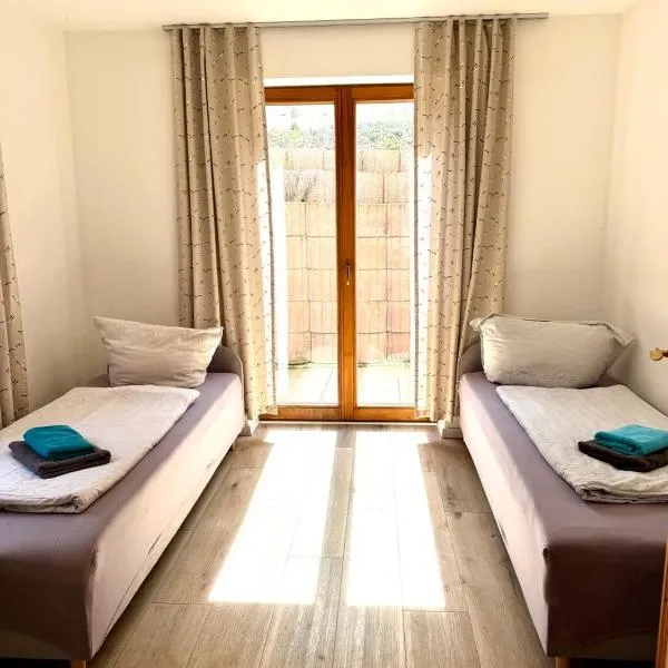 RuheZeit - Ferien- & Monteurwohnung mit Terrasse & Parkplatz bei Radolfzell am Bodensee, hotel i Radolfzell am Bodensee