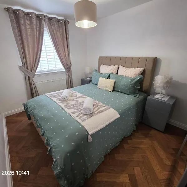 Modern 2 bedroom Ground Level Flat, hotel u gradu 'Clydebank'