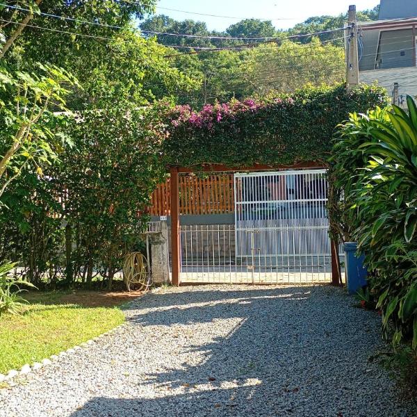 Refúgio verde na praia cachoeira