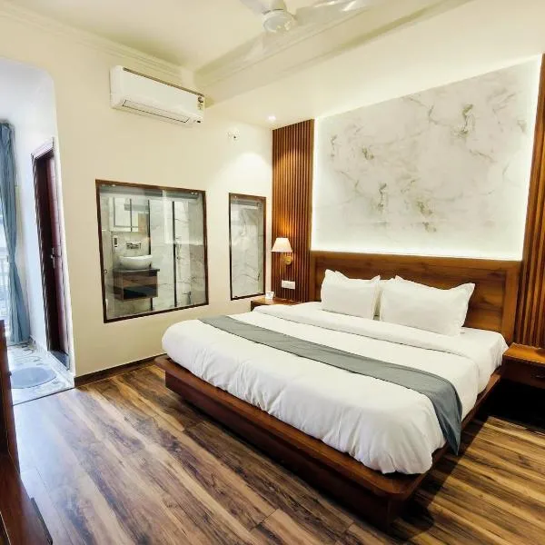 Hotel Premjees Paradise، فندق في سولان