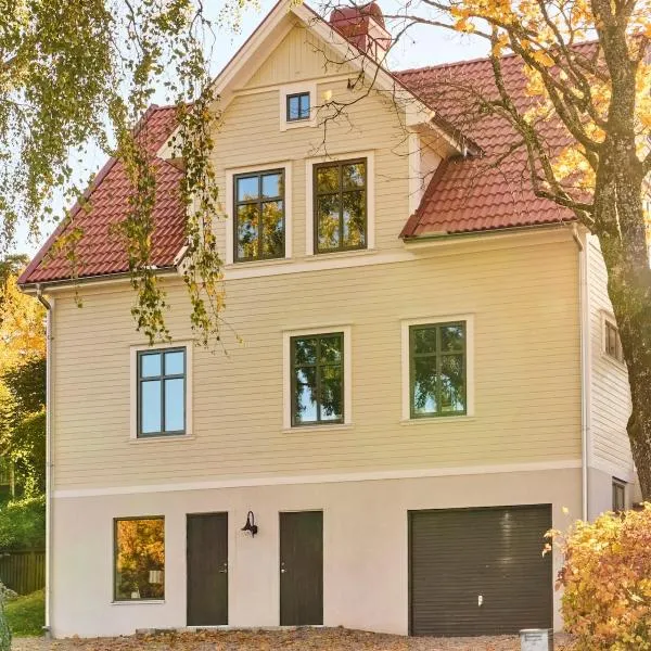 Toppmodern lägenhet i sekelskiftesvilla, hotell i Taberg