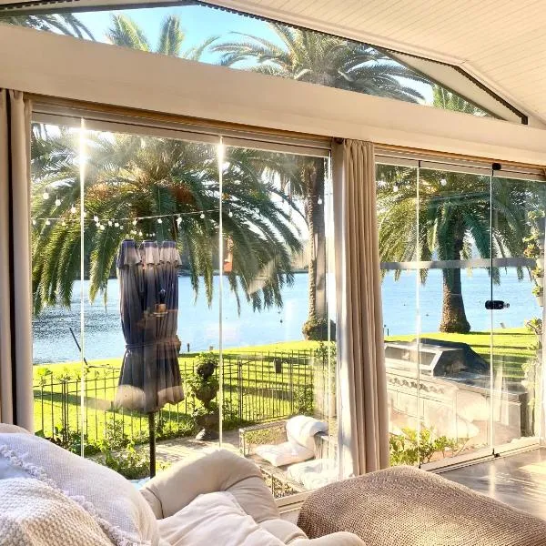 Glasshouse On The Water PET FRIENDLY, Hotel in Wisemans Ferry
