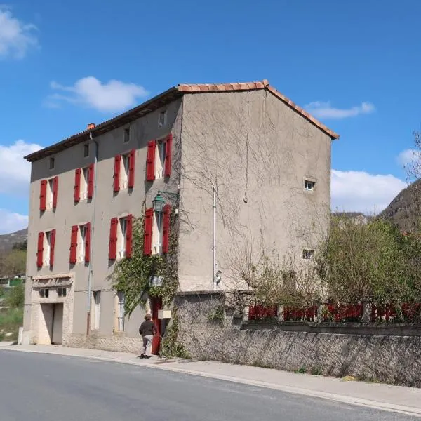 Maison aux volets rouges, hotel di Tournemire