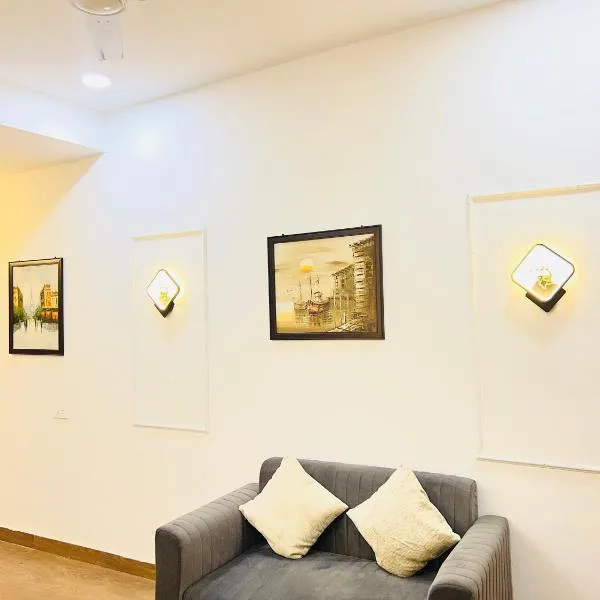 1 BHK Studio apartment Noida Extension by Lussostayz, hotel di Noida