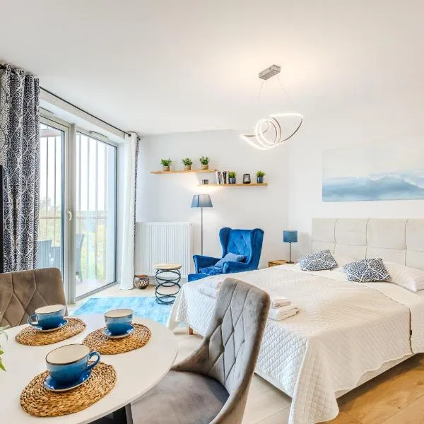 Apartament przy plaży z balkonem i widokiem na morze, khách sạn ở Pobierowo