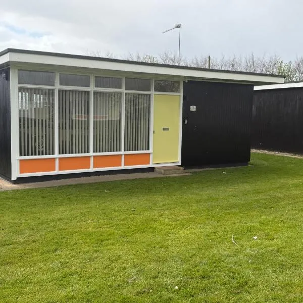 2 Broadside Chalet Park, hótel í Stalham