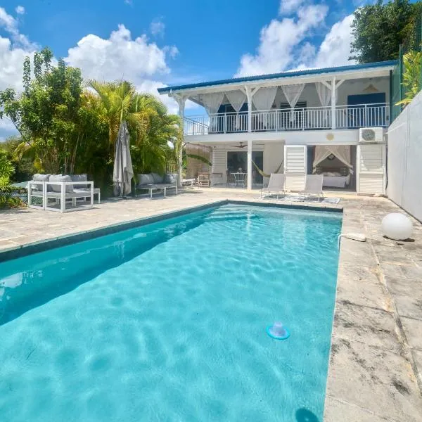 Villa vue mer logements indépendants piscine privative, Hotel in Grand-Bourg