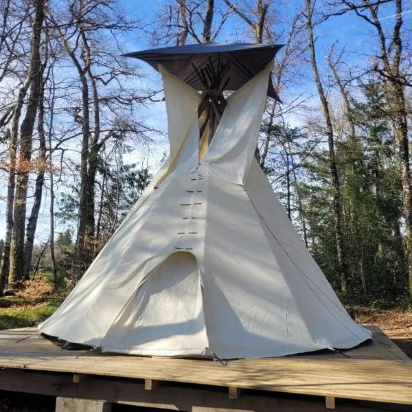 TIPIsche trekkershut - Camping Le Soustran, Hotel in Neuvic