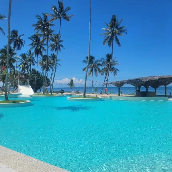 Antonio Beach Hotel & Spa -with treehouse and biggest swimming pool in East Africa, hotel sa Uroa