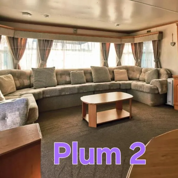 Plum 2, luxury 3 bed 8 berth, gas central heating, bedding included, Static caravan with large wrap around secure veranda on Coral Beach in Ingoldmells, hotel en Ingoldmells