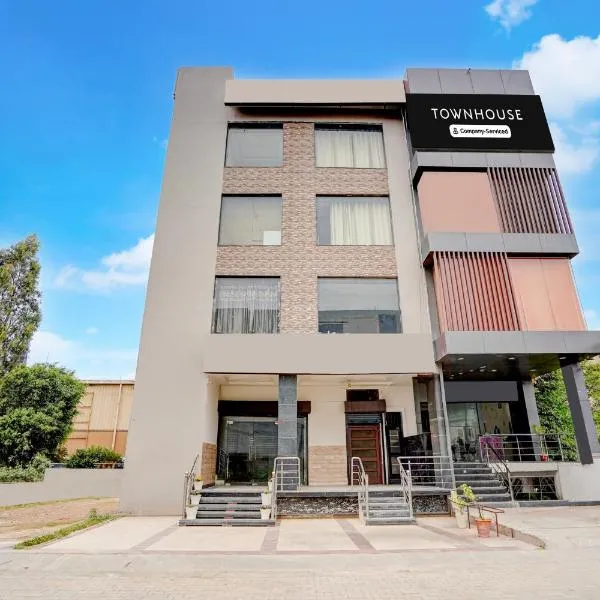 Super Townhouse by OYO Cosmo Mall Zirakpur Formerly R K Residency, hotelli kohteessa Zirakpur