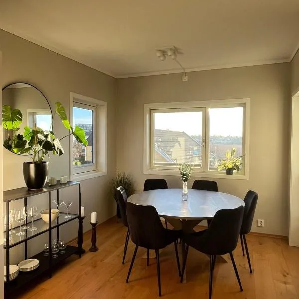 Bright and modern apartment overlooking the water, hotel en Tønsberg