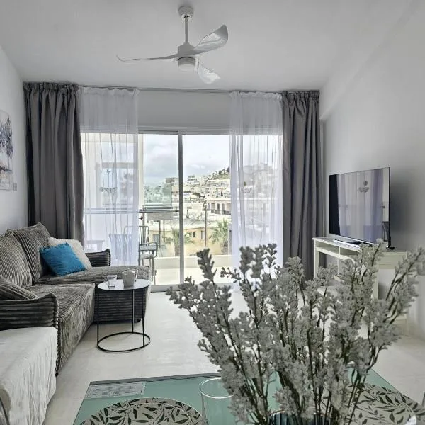 Newly Renovated Venus beach 500 m Gated REGINAgardens1, license oo11363, hotel v Pafose