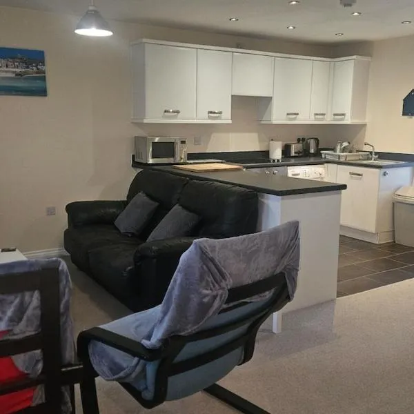 Newquay Detached Holiday Coach House with one parking space, hotel u gradu Saint Columb Minor