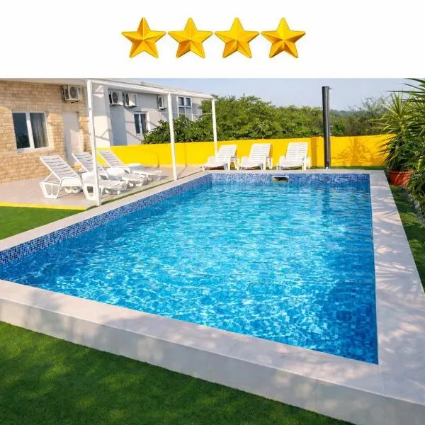 Villa Andy -private yard, swimming pool, panoramic view, hotel Imotskiban