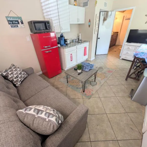 2 Minute Walk to Beach & Downtown!, hotel a Cocoa Beach