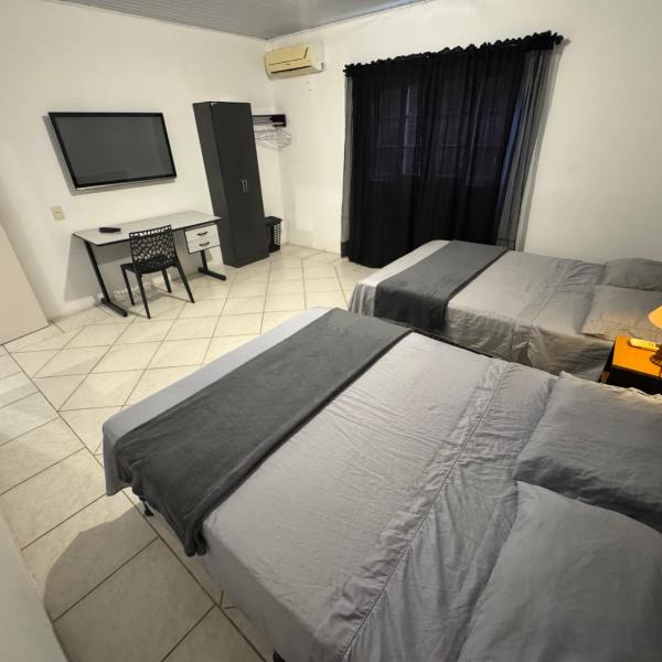 Quartos com AR no centro - Garagem - check in 24h