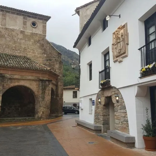 Casa Rural Las Pedrolas, hotel in Navalsaz