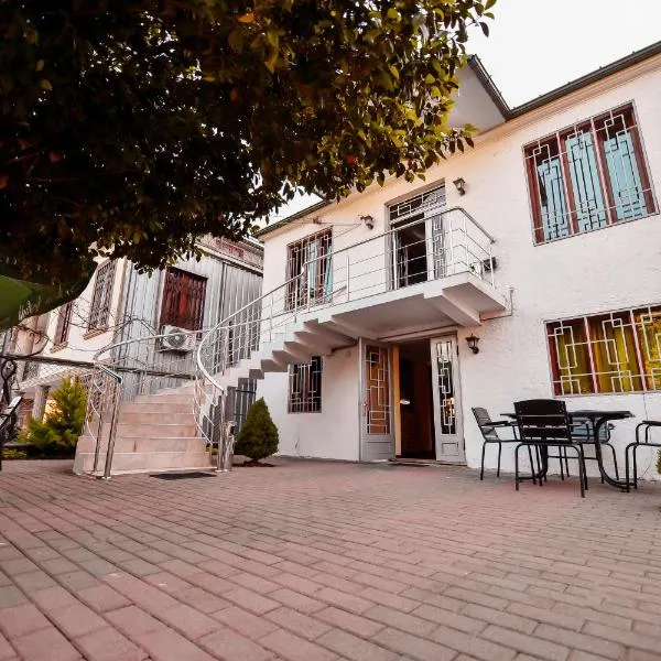 Kobuleti White House Hotel, хотел в Кобулети