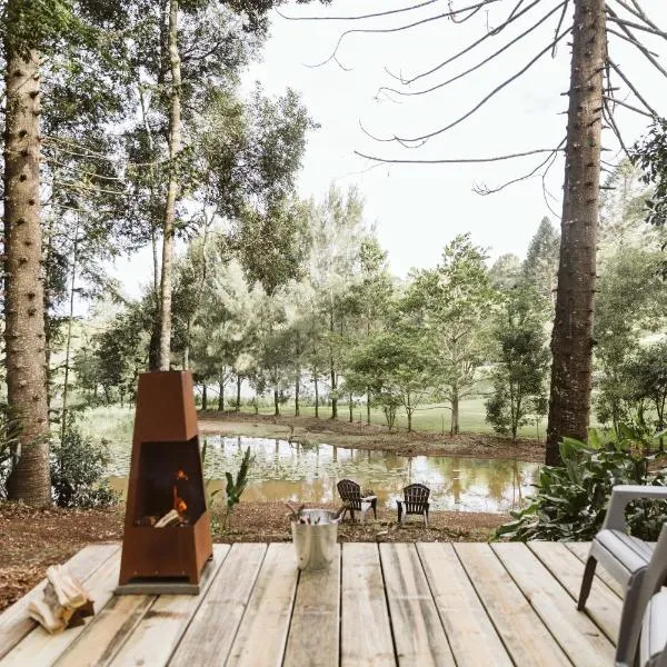 "On Burgum Pond" Cottages, отель в городе Малени