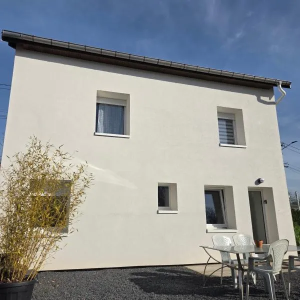 Kity House maison individuelle avec jardin: Neufchâteau şehrinde bir otel