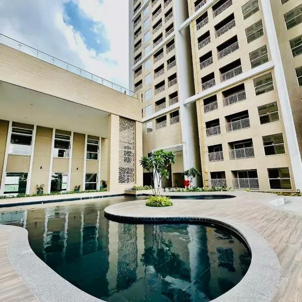 The Grand Palm Retreat with Skyline Suit in GIFT City, 2BHK, Luxurious, Pool, AC, Wifi, hotel sa Gandhinagar