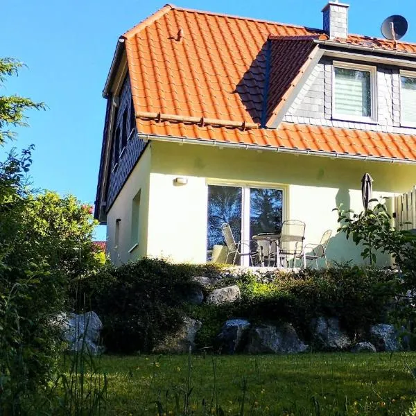 Behagliches Ferienhaus Zaunkönig -mit Kamin und Sauna- Blick über das romantische Bodetal، فندق في تانه