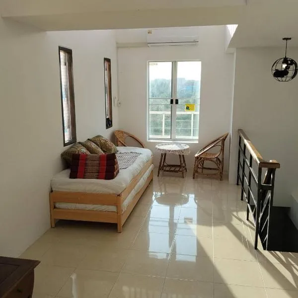 Jonah Hideaway Cabin โรงแรมในBan Sam Maitri