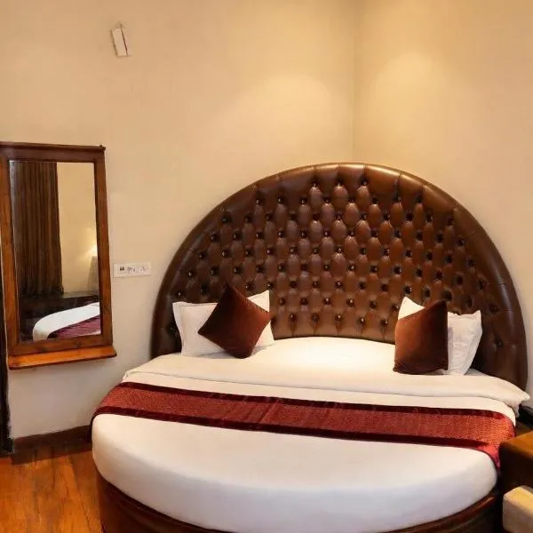Hotel WoodCresstt Zirakpur !! Budget Friendly Stay With Airport Access, Hotel in Jāmb
