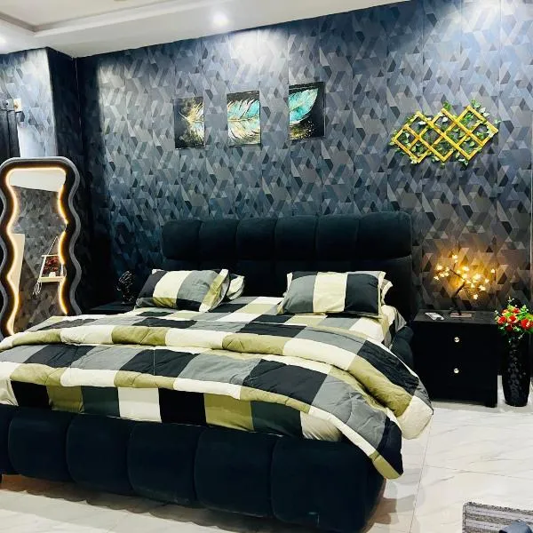 Safari Valley Lodges - Black Luxury Theme - 1 Bed Flat - Bahria Town Phase 8 Rawalpindi, hotel a Rawalpindi