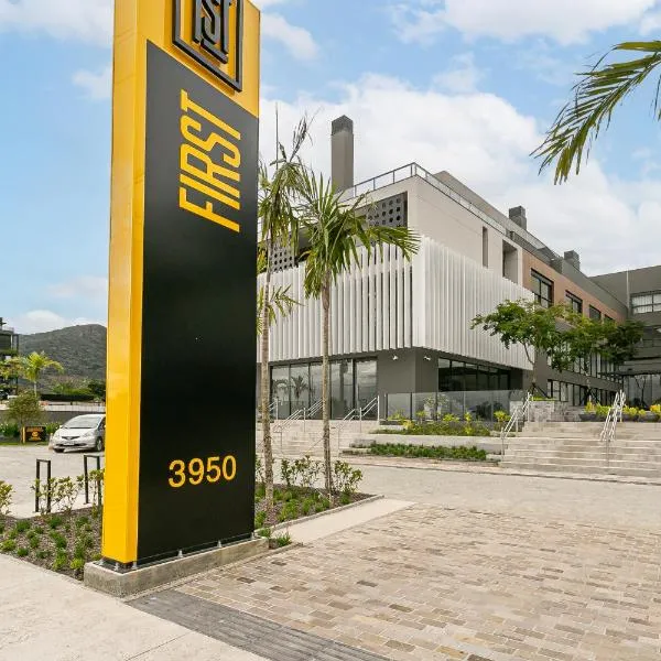 First Residencial Multifuncional by Viva - Conforto e Fácil Acesso às Melhores Praias de Floripa, hotelli kohteessa Florianópolis