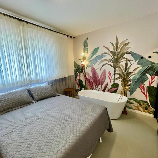 Incrível apto com banheira e garagem perto de tudo - Foto 2